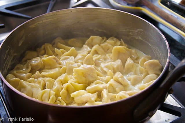 Tortellini fatti in casa (Homemade Tortellini) - Memorie di Angelina