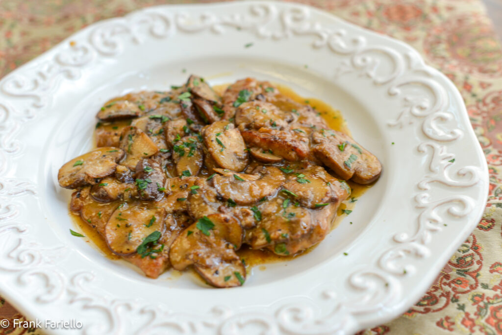 Scaloppine ai funghi (Scaloppini with mushrooms)