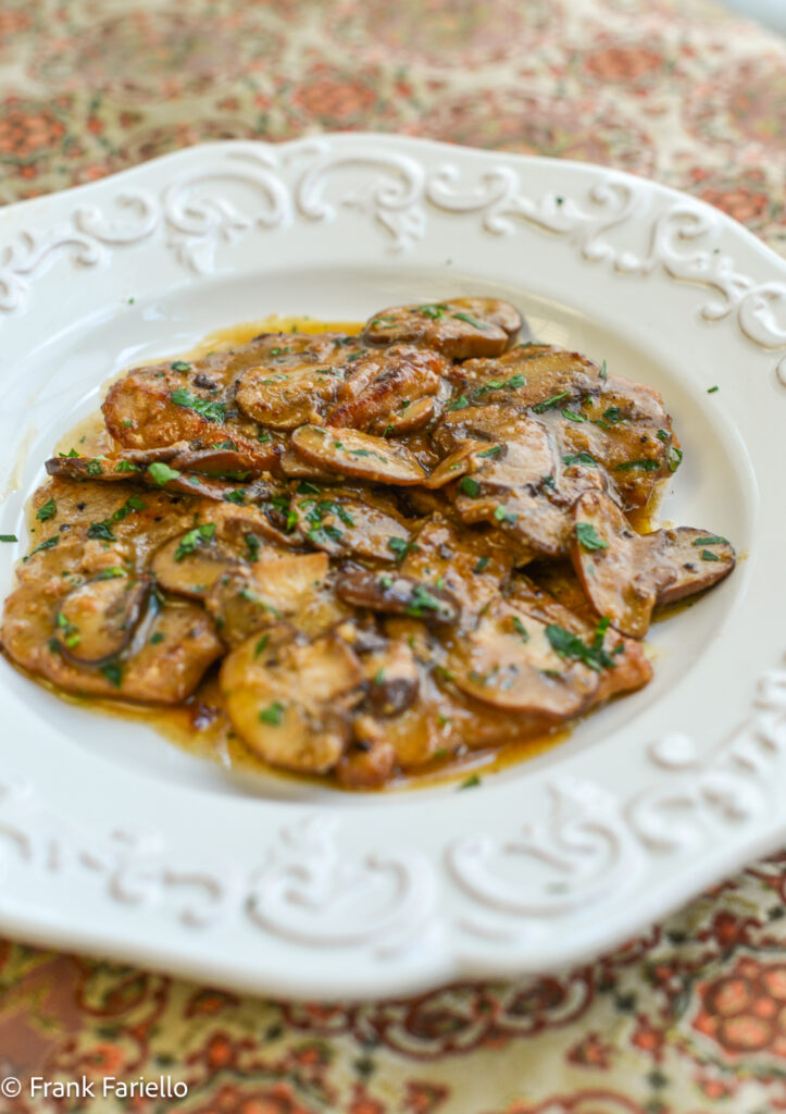 Scaloppine ai funghi (Scaloppini with mushrooms)