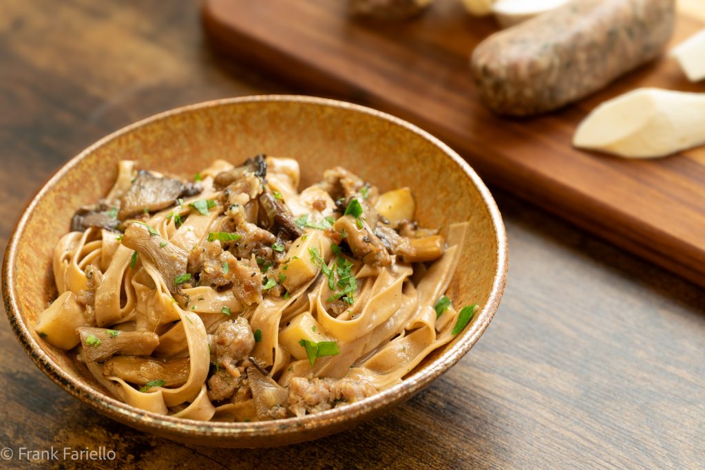 Tagliatelle di castagna con funghi e salsiccia